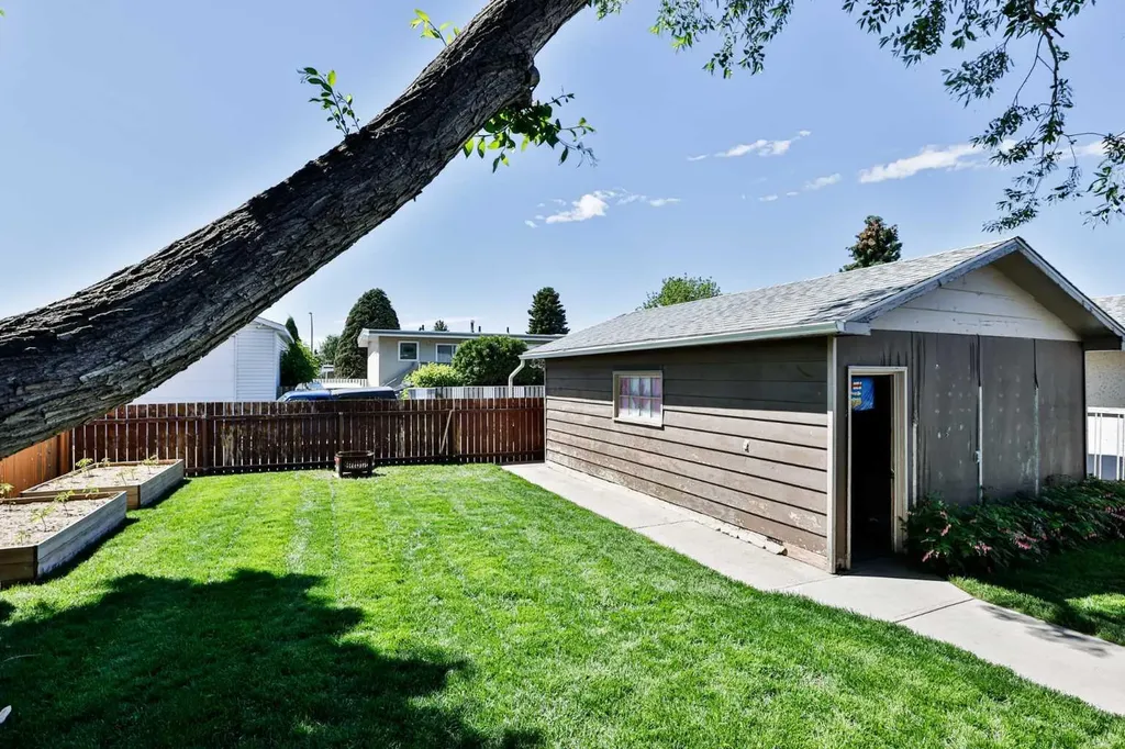 2700 12 Avenue N Lethbridge AB T1H 4A9