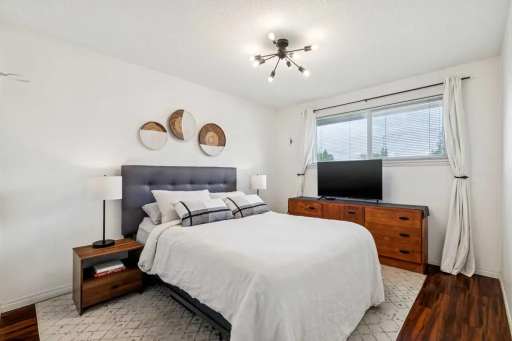 12019 Canfield Green SW Calgary AB T2W 1V3
