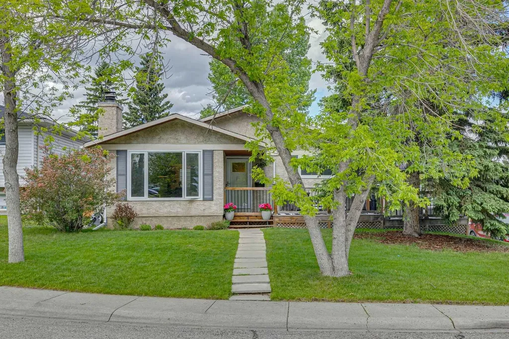 12019 Canfield Green SW Calgary AB T2W 1V3