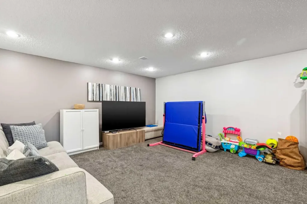 12019 Canfield Green SW Calgary AB T2W 1V3
