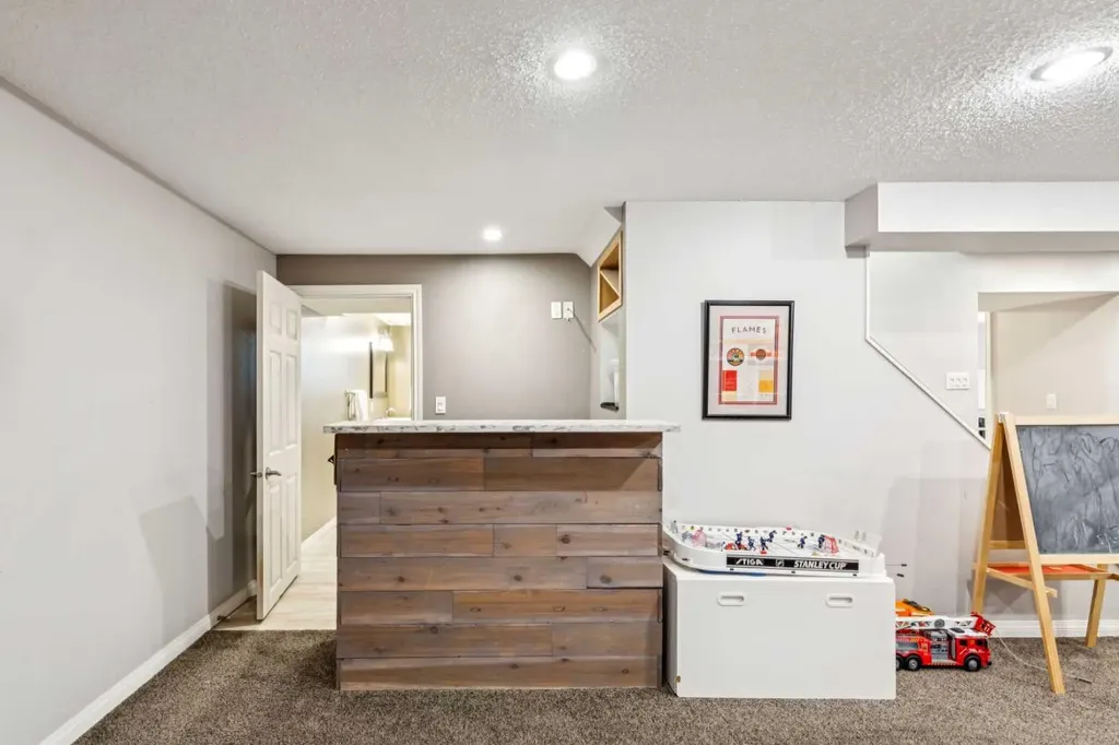 12019 Canfield Green SW Calgary AB T2W 1V3