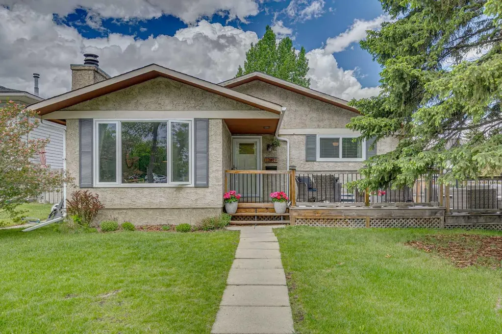 12019 Canfield Green SW Calgary AB T2W 1V3
