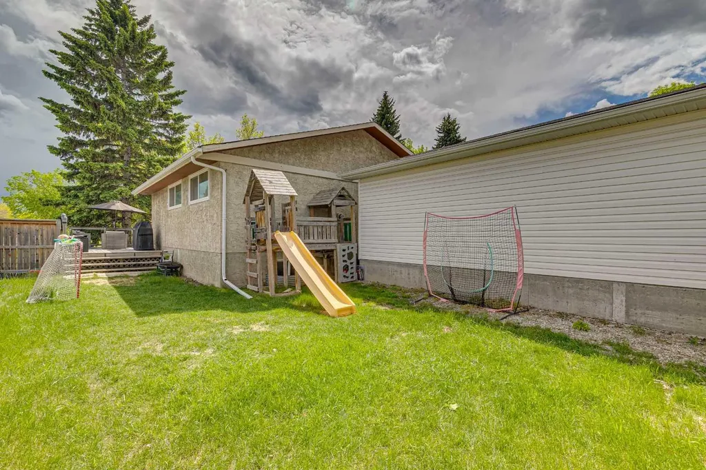 12019 Canfield Green SW Calgary AB T2W 1V3