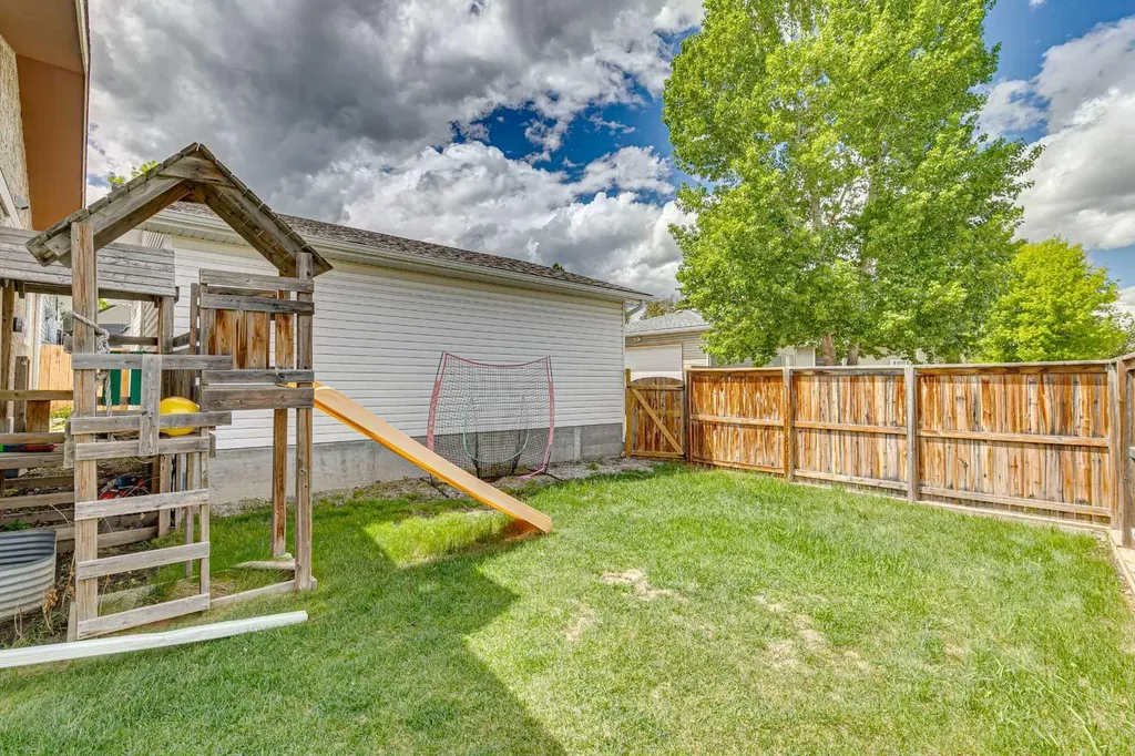 12019 Canfield Green SW Calgary AB T2W 1V3
