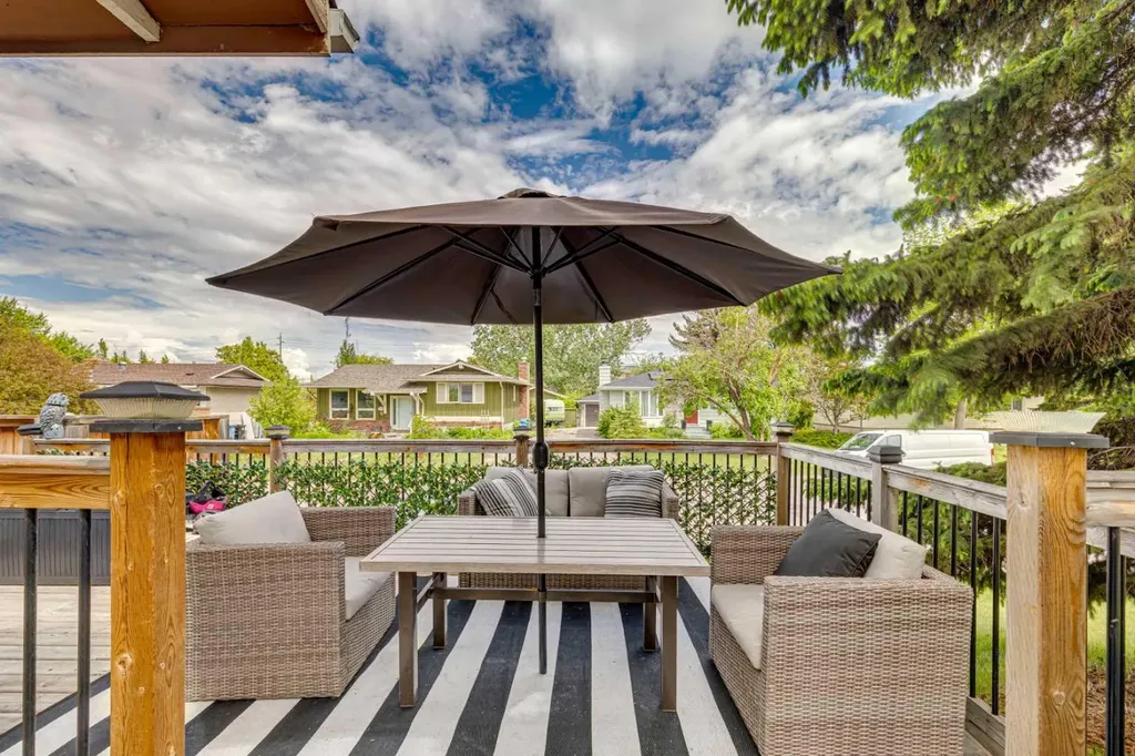 12019 Canfield Green SW Calgary AB T2W 1V3