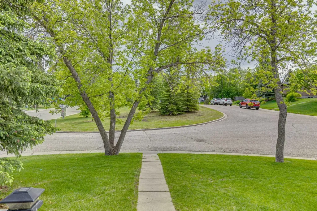 12019 Canfield Green SW Calgary AB T2W 1V3