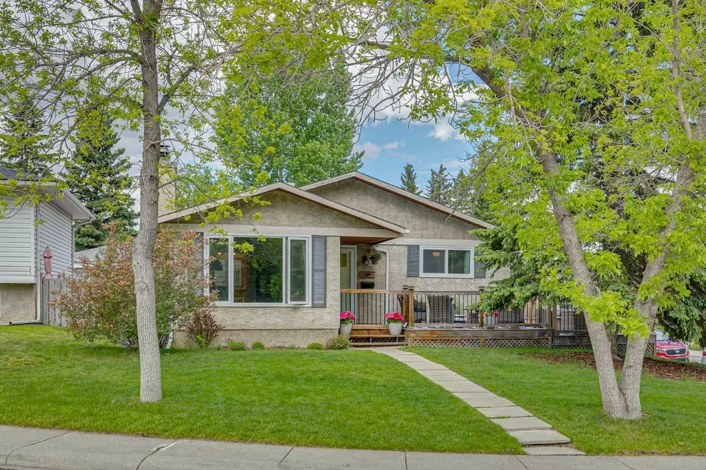 12019 Canfield Green SW Calgary AB T2W 1V3