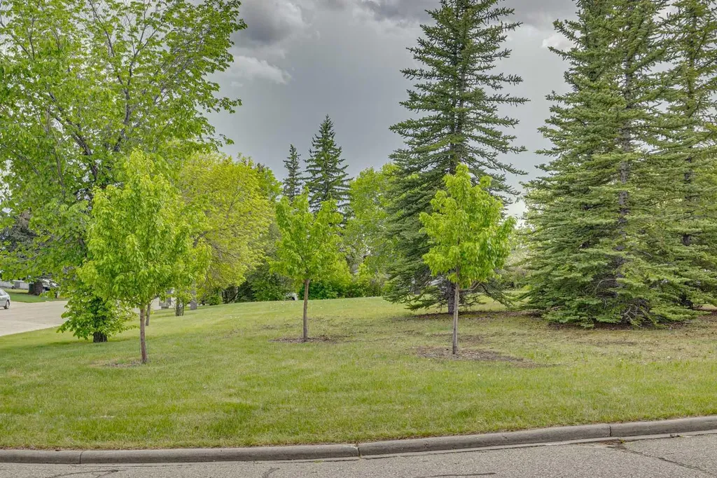 12019 Canfield Green SW Calgary AB T2W 1V3