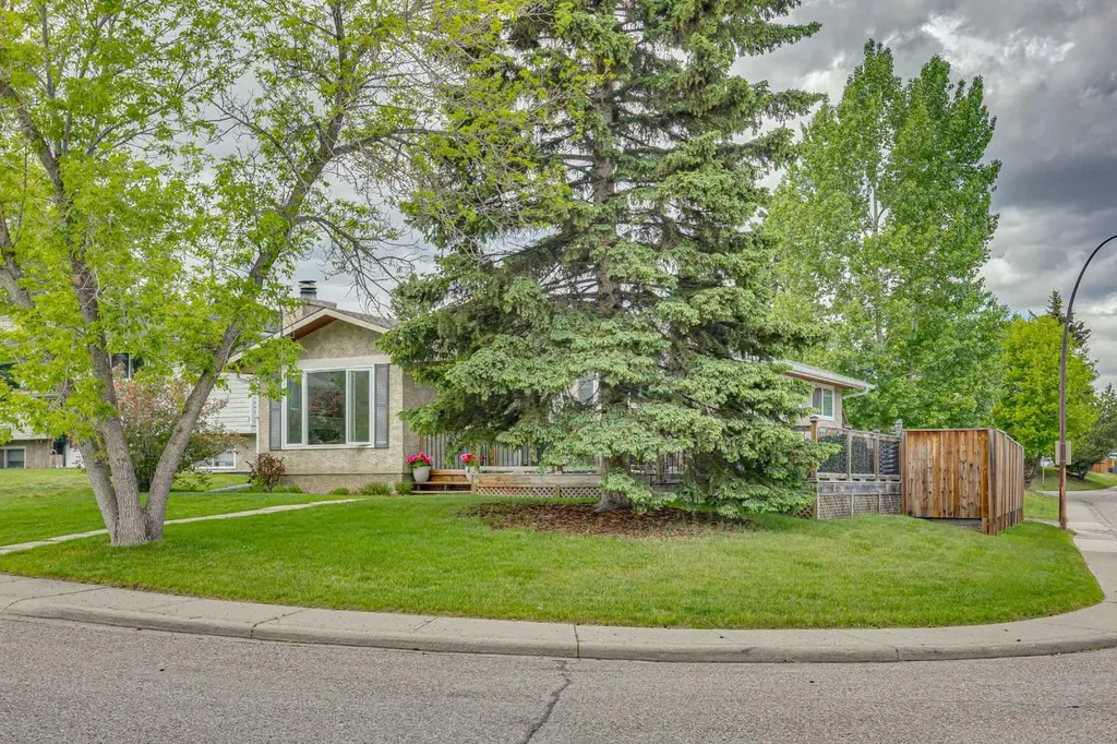 12019 Canfield Green SW Calgary AB T2W 1V3