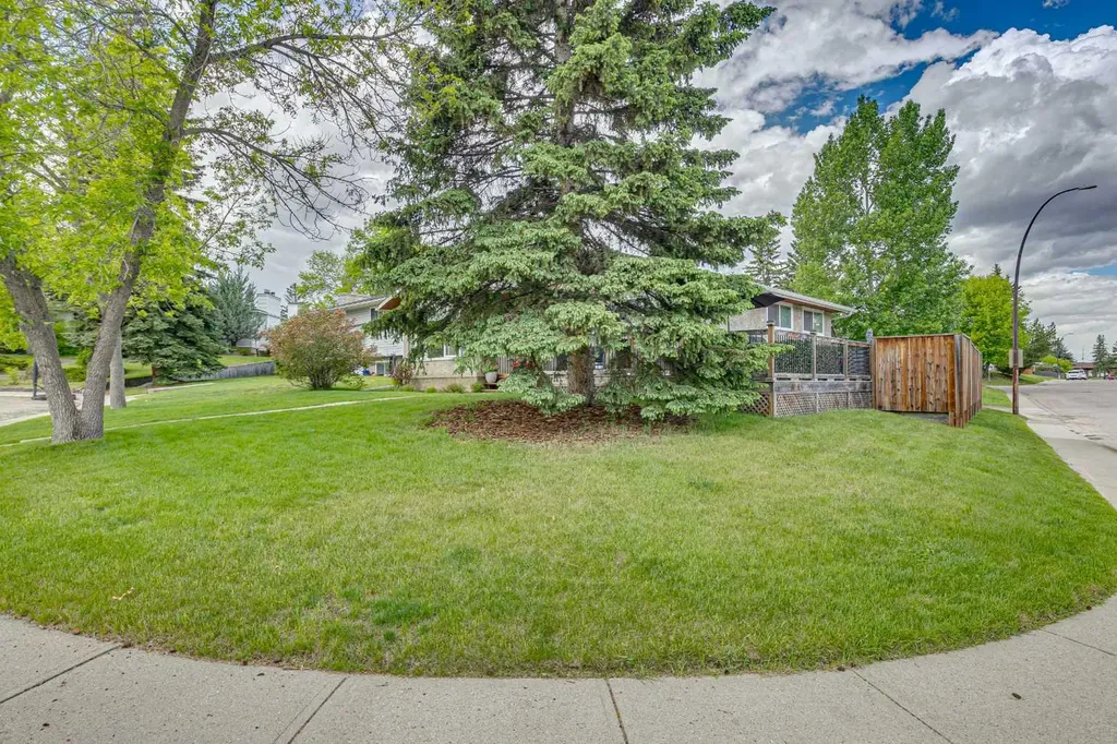 12019 Canfield Green SW Calgary AB T2W 1V3