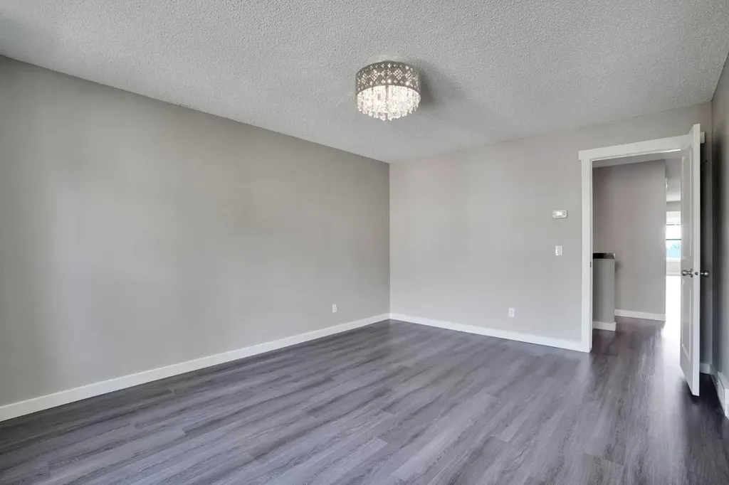 22 Sherwood Road NW Calgary AB T3R 0N8