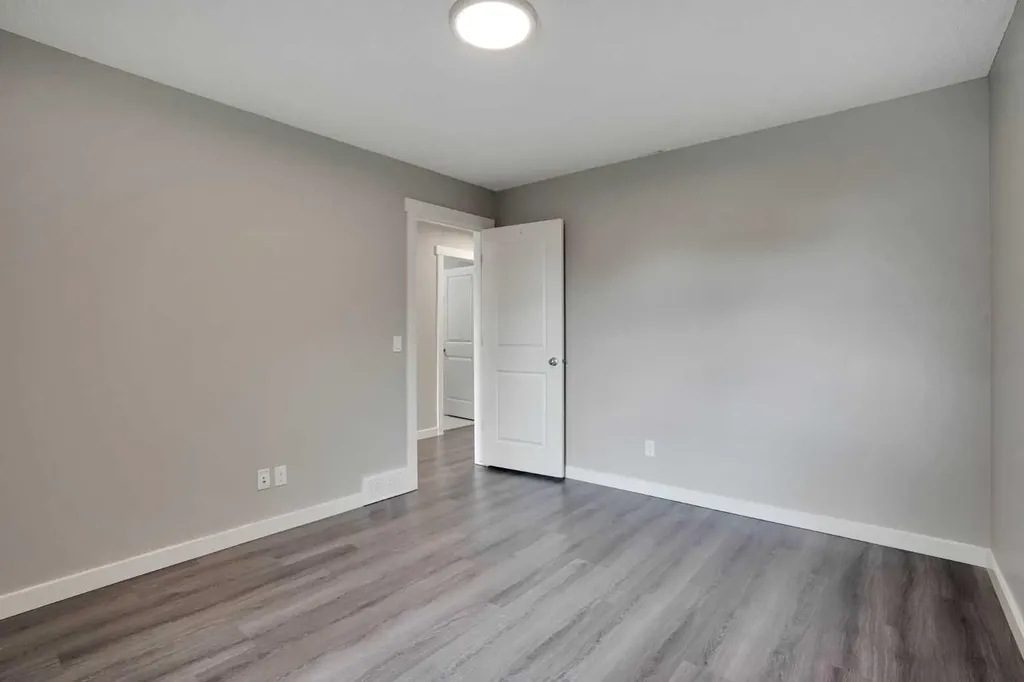22 Sherwood Road NW Calgary AB T3R 0N8