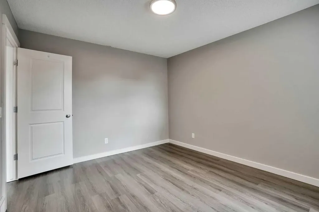 22 Sherwood Road NW Calgary AB T3R 0N8