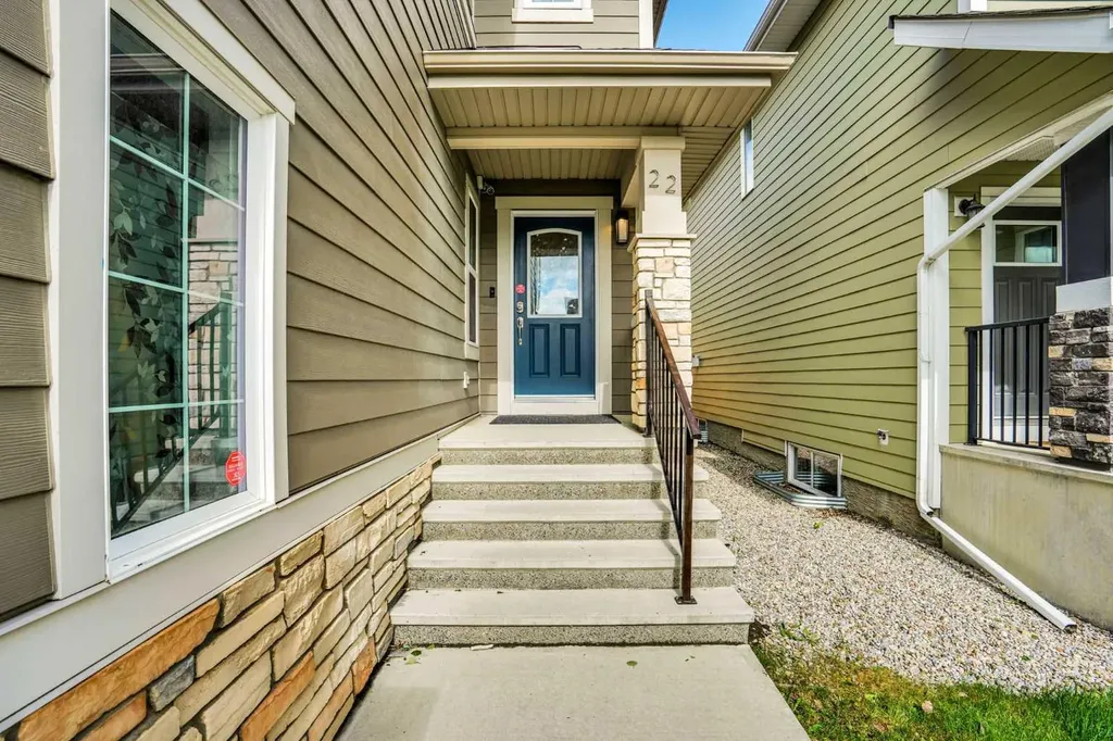 22 Sherwood Road NW Calgary AB T3R 0N8