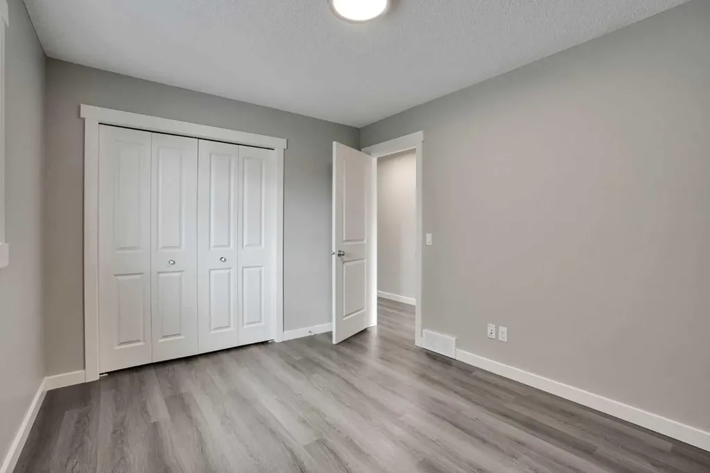 22 Sherwood Road NW Calgary AB T3R 0N8