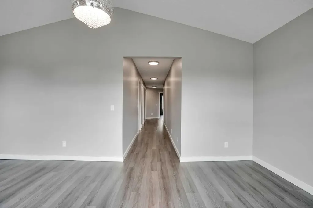22 Sherwood Road NW Calgary AB T3R 0N8