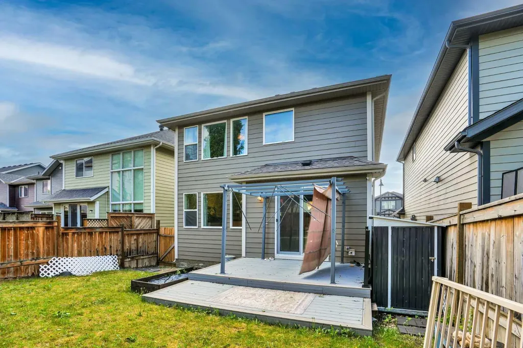22 Sherwood Road NW Calgary AB T3R 0N8
