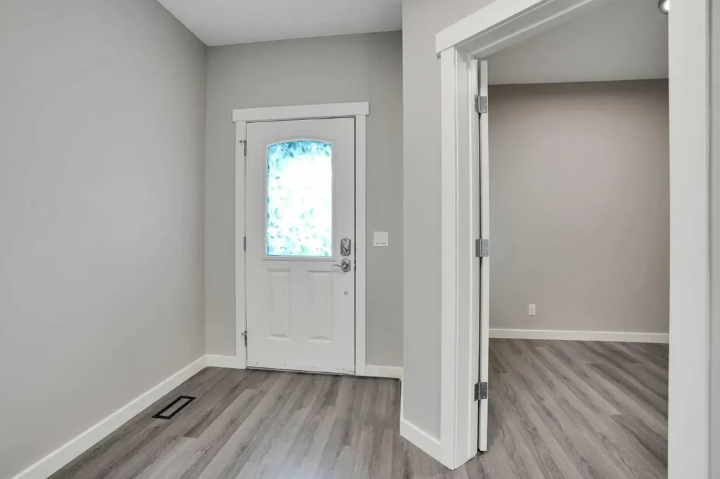 22 Sherwood Road NW Calgary AB T3R 0N8