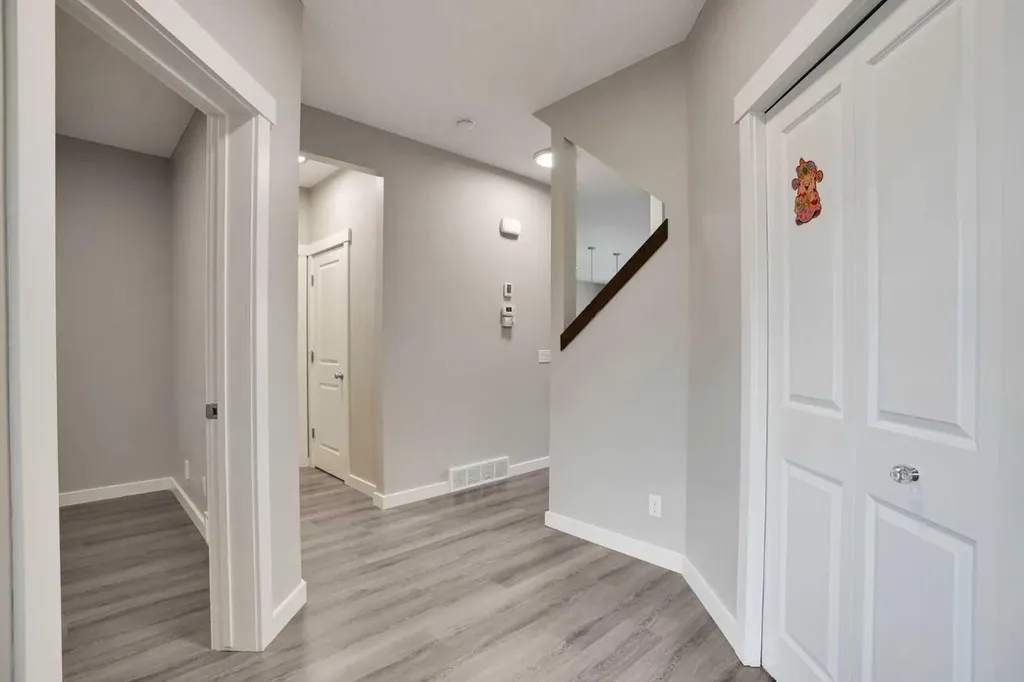 22 Sherwood Road NW Calgary AB T3R 0N8