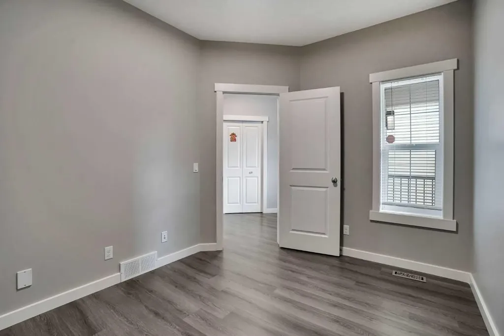 22 Sherwood Road NW Calgary AB T3R 0N8