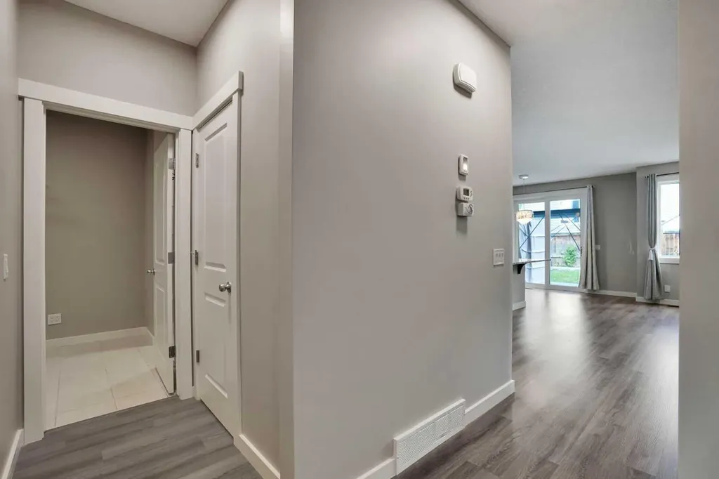 22 Sherwood Road NW Calgary AB T3R 0N8