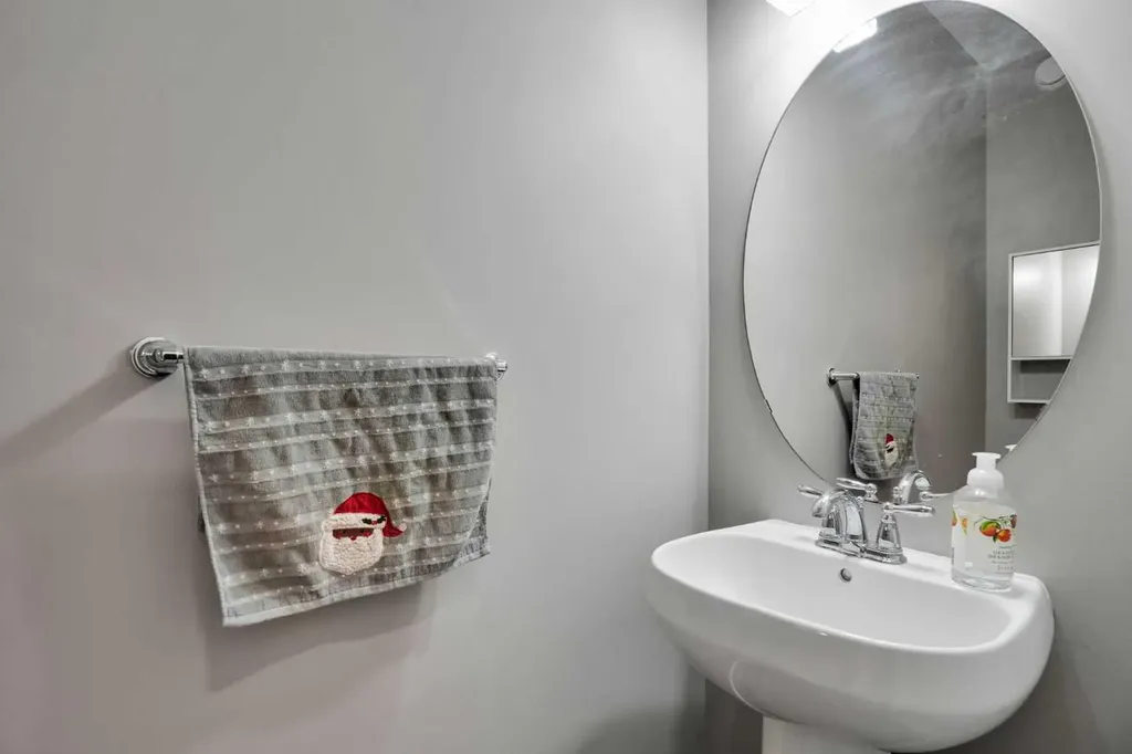 22 Sherwood Road NW Calgary AB T3R 0N8