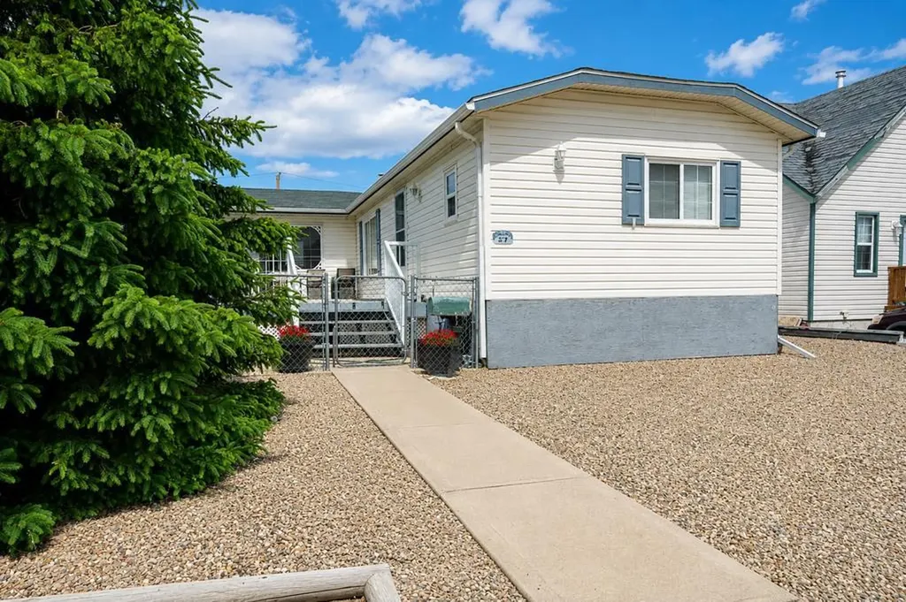 217 4 Street NW Redcliff AB T0J2P0
