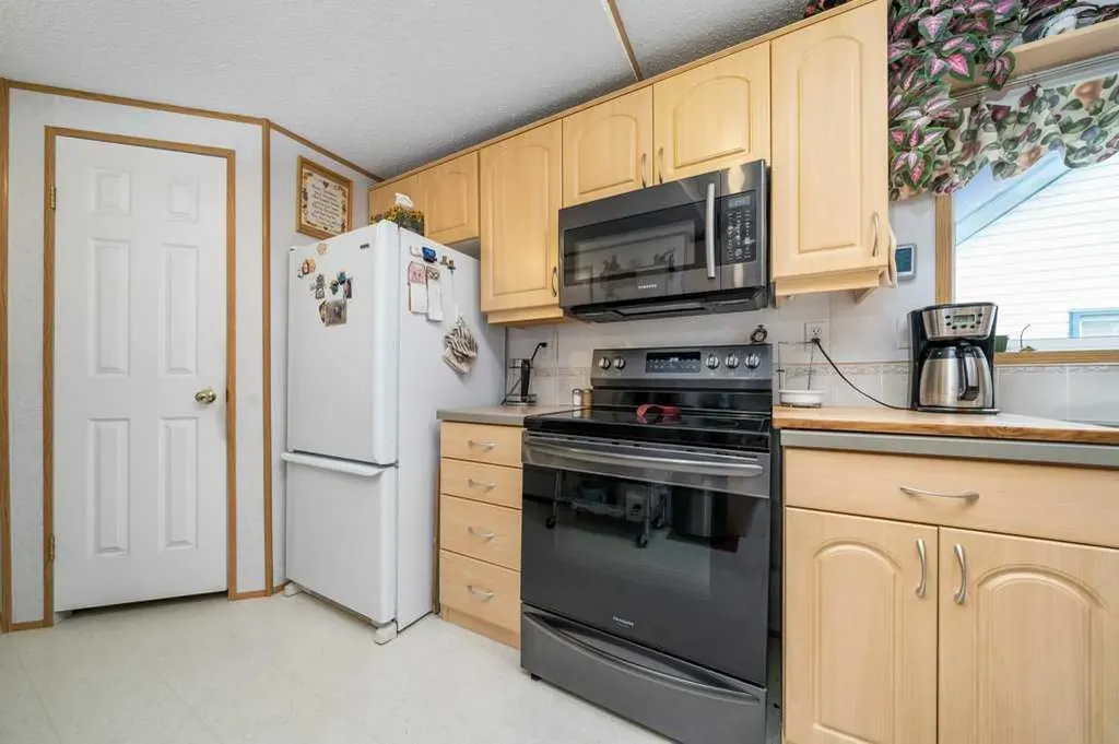 217 4 Street NW Redcliff AB T0J2P0