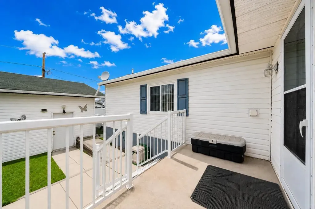 217 4 Street NW Redcliff AB T0J2P0