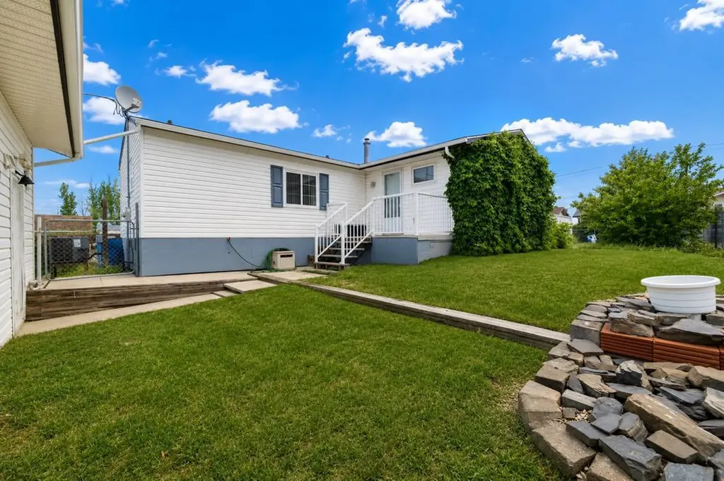 217 4 Street NW Redcliff AB T0J2P0