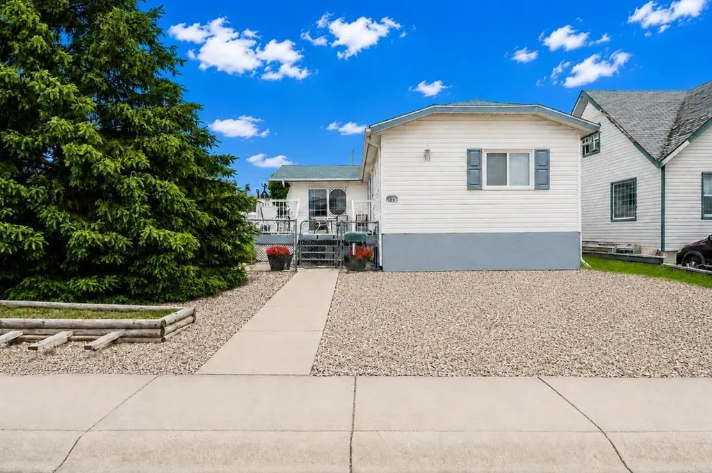 217 4 Street NW Redcliff AB T0J2P0