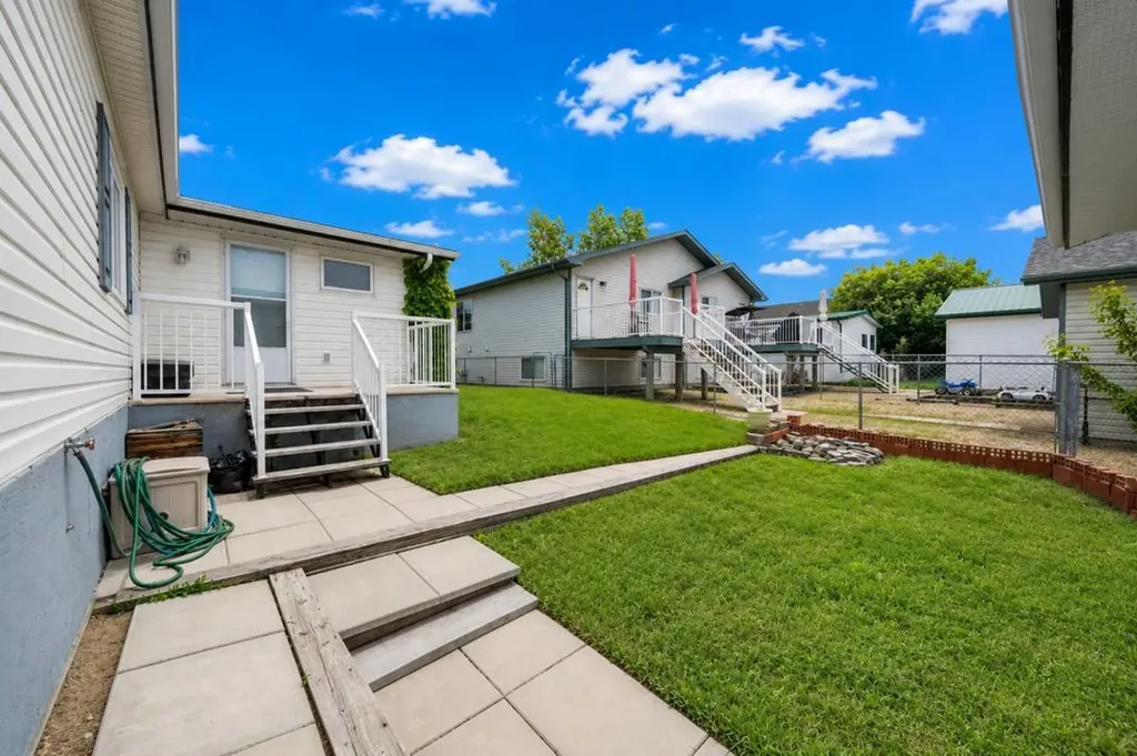 217 4 Street NW Redcliff AB T0J2P0