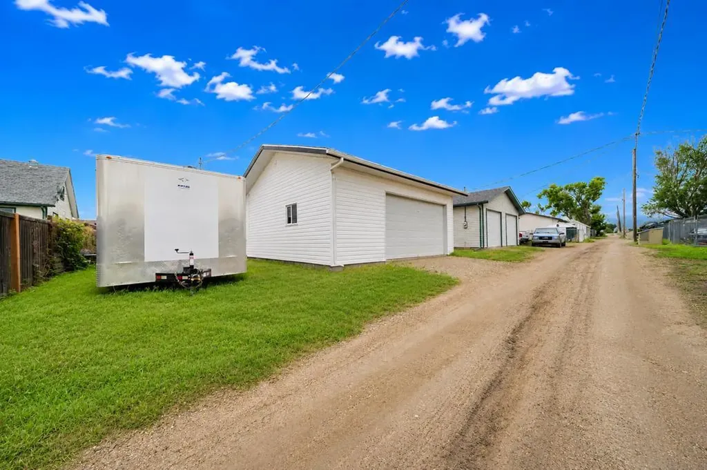 217 4 Street NW Redcliff AB T0J2P0