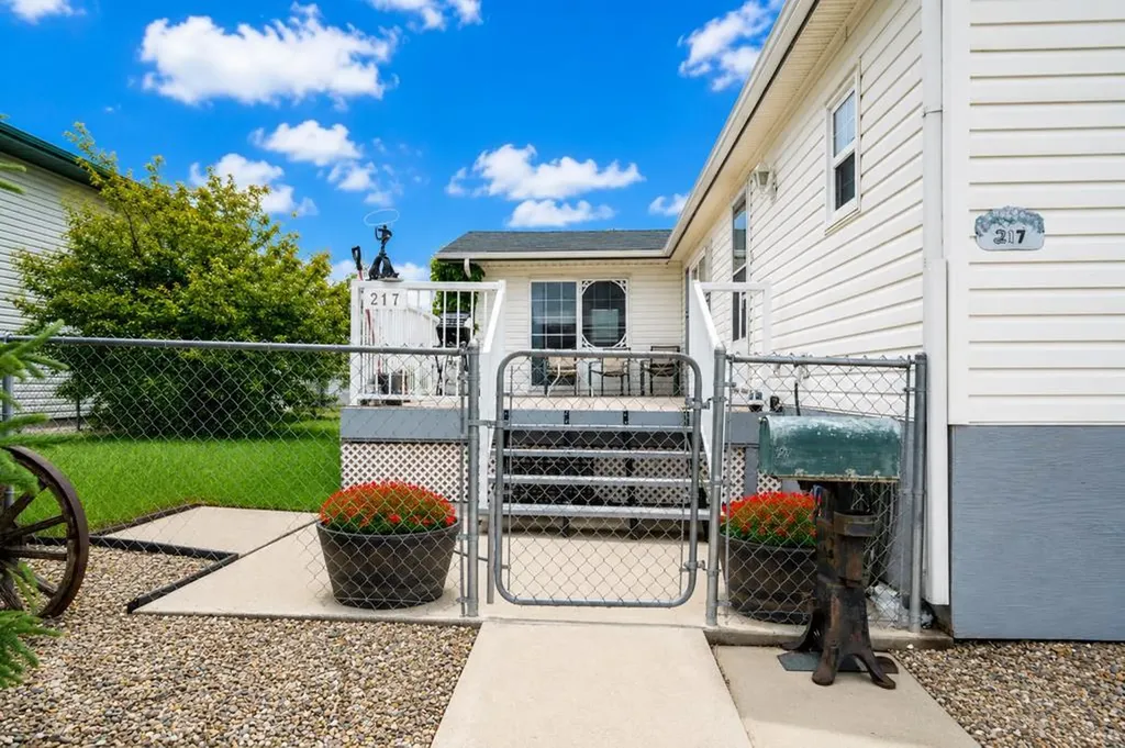 217 4 Street NW Redcliff AB T0J2P0