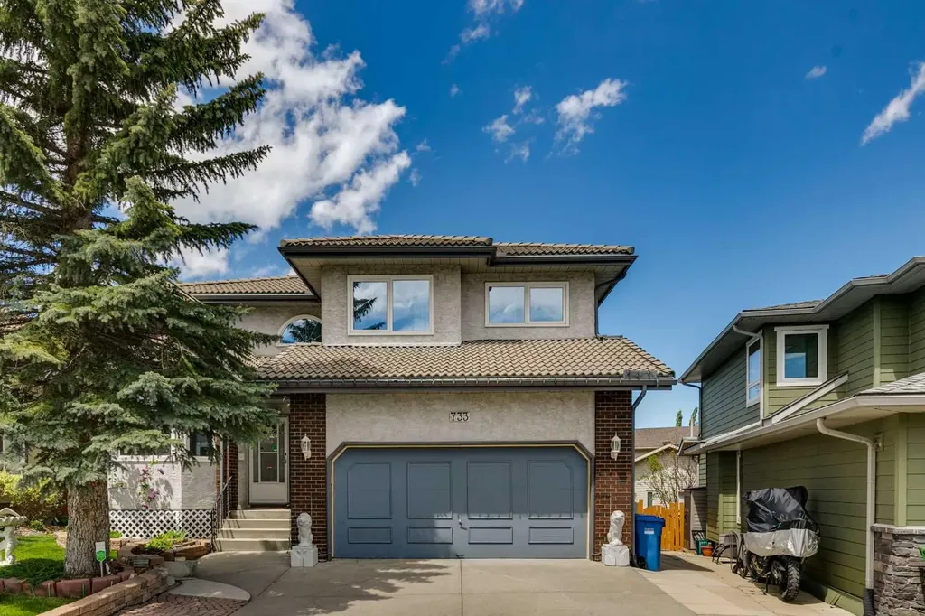 733 Edgebank Place NW Calgary AB T3A 4S2