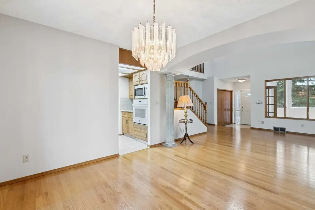 733 Edgebank Place NW Calgary AB T3A 4S2