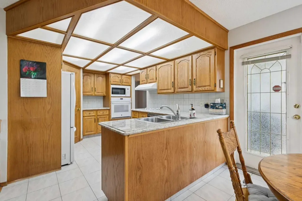 733 Edgebank Place NW Calgary AB T3A 4S2