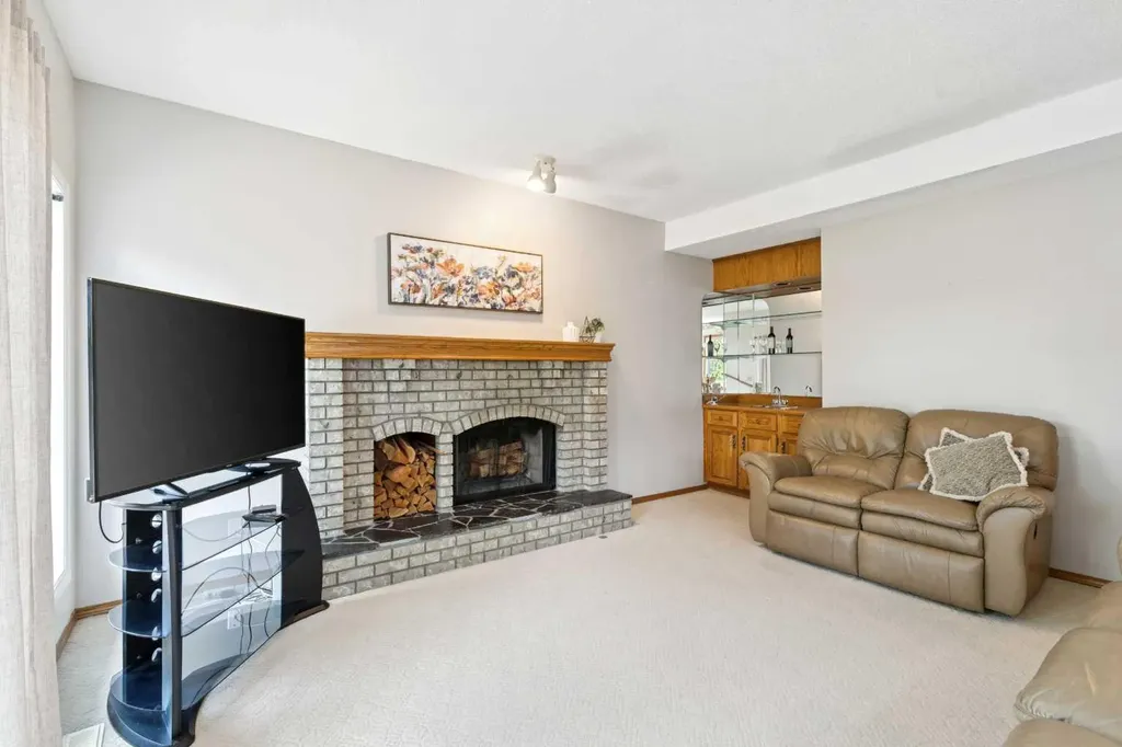 733 Edgebank Place NW Calgary AB T3A 4S2