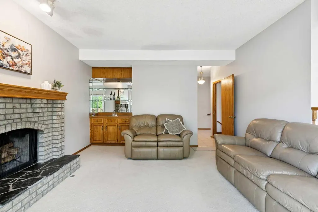 733 Edgebank Place NW Calgary AB T3A 4S2
