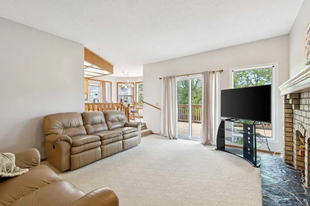 733 Edgebank Place NW Calgary AB T3A 4S2