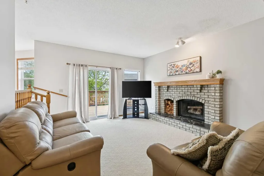 733 Edgebank Place NW Calgary AB T3A 4S2