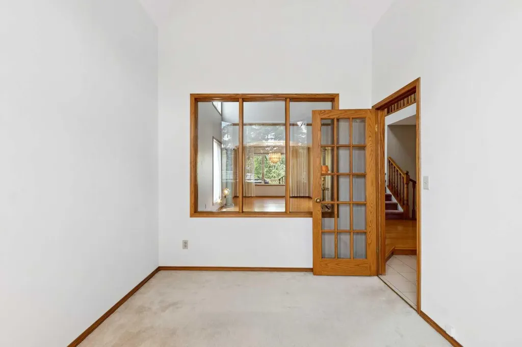 733 Edgebank Place NW Calgary AB T3A 4S2