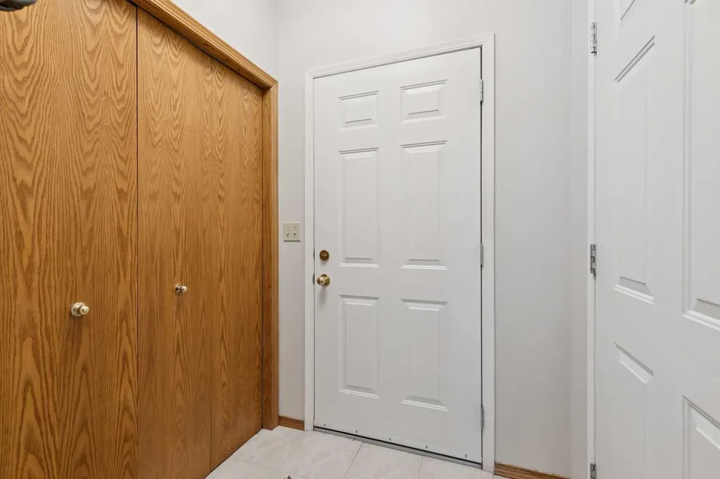 733 Edgebank Place NW Calgary AB T3A 4S2