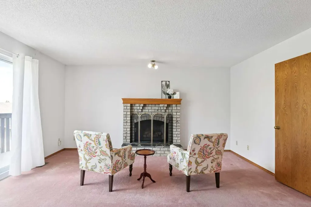 733 Edgebank Place NW Calgary AB T3A 4S2