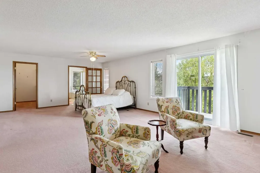 733 Edgebank Place NW Calgary AB T3A 4S2