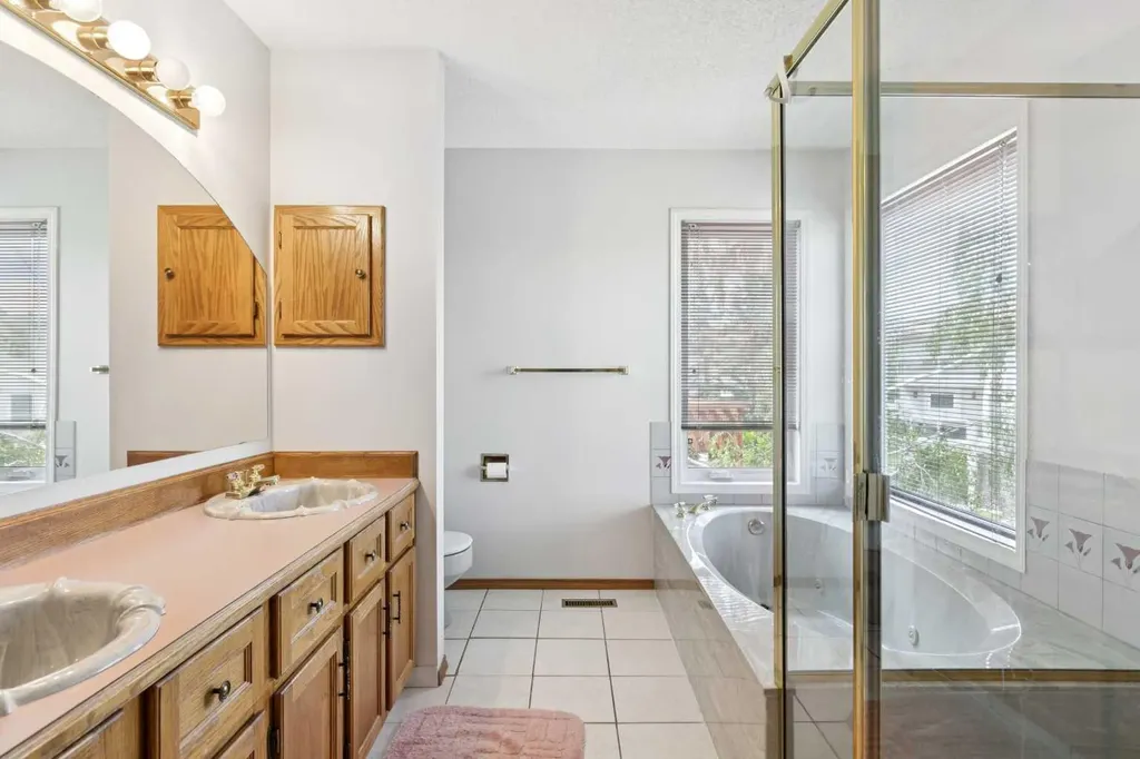 733 Edgebank Place NW Calgary AB T3A 4S2