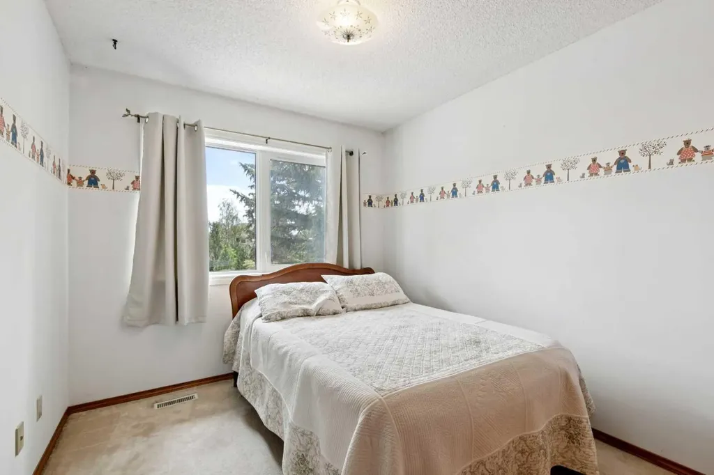 733 Edgebank Place NW Calgary AB T3A 4S2