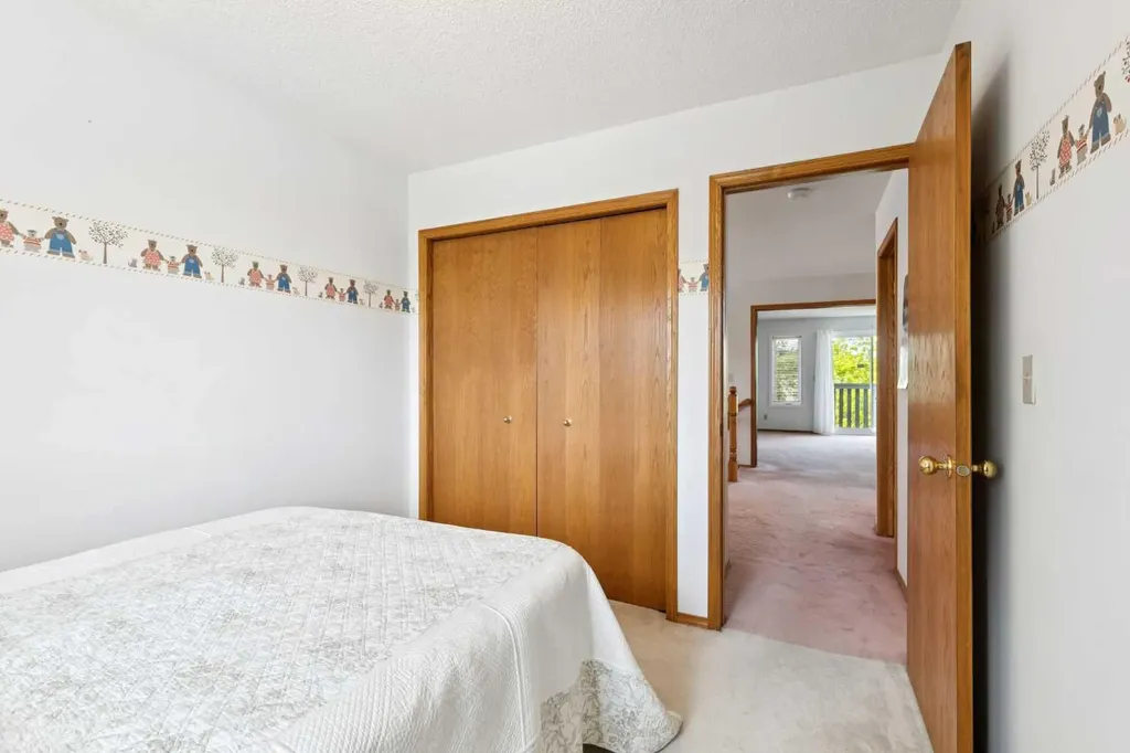 733 Edgebank Place NW Calgary AB T3A 4S2