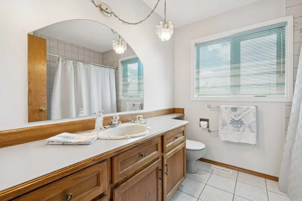 733 Edgebank Place NW Calgary AB T3A 4S2
