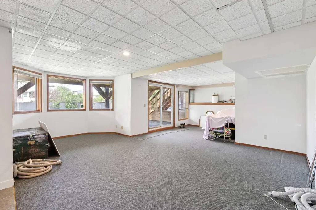 733 Edgebank Place NW Calgary AB T3A 4S2